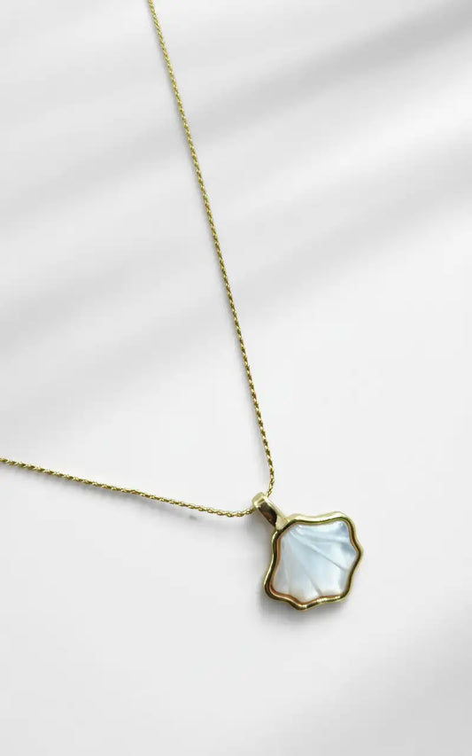 Aira Mother-of-Pearl Blossom Pendant Necklace – Gold Plated